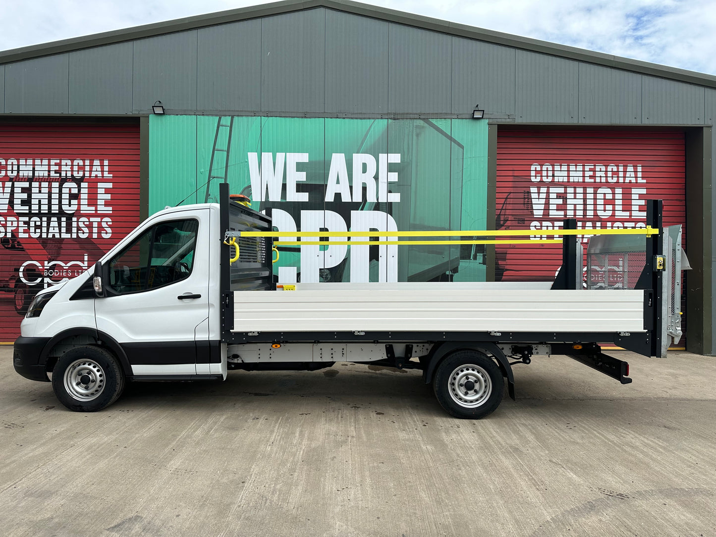 Ford Transit Praveia Dropside 2L Diesel L4 c/w Tail lift & Underslung Toolbox Manual Single Cab 130ps Frozen White