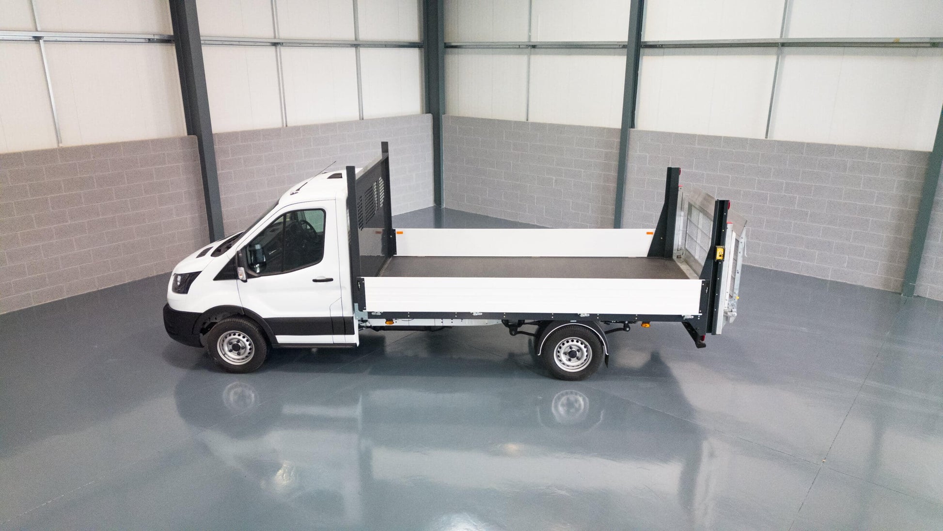 Ford Transit L4 Dropside with Tail Lift